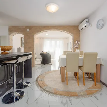 Apartmán 2 Bedroom Cozy In *
