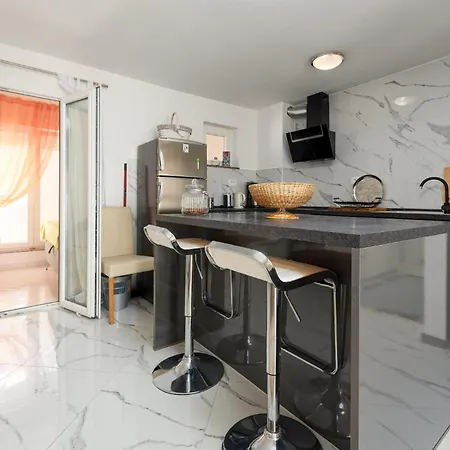 아파트 2 Bedroom Cozy In 자다르
