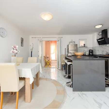 2 Bedroom Cozy In زادار