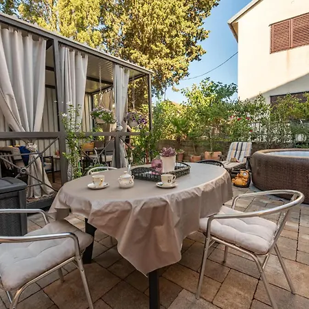 2 Bedroom Awesome In Apartamento *