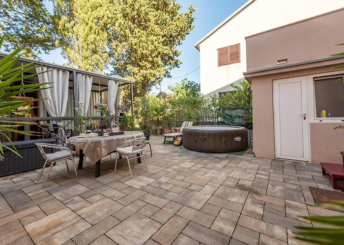 Apartment 2 Bedroom Awesome In Zadar